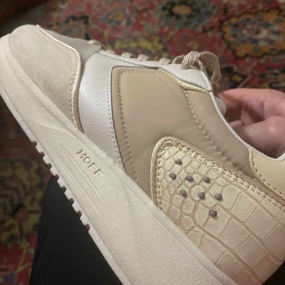 Stylish Beige Sneakers - Picture 6 of 7